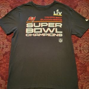 Tampa Bay Buccaneers Super bowl t-shirt, size medium.